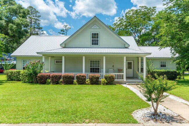 Photo - A spacious four bedroom, two and a half bathroom home located in the heart of the DeFuniak Spring...
