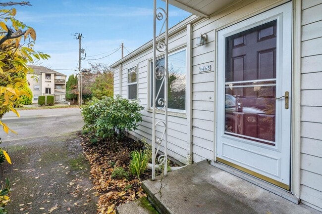 Building Photo - Lovely remodeled 1-bdrm/1-bath in 7-plex—Off-street parking, dedicated storage, & shared laundry Unit 9465