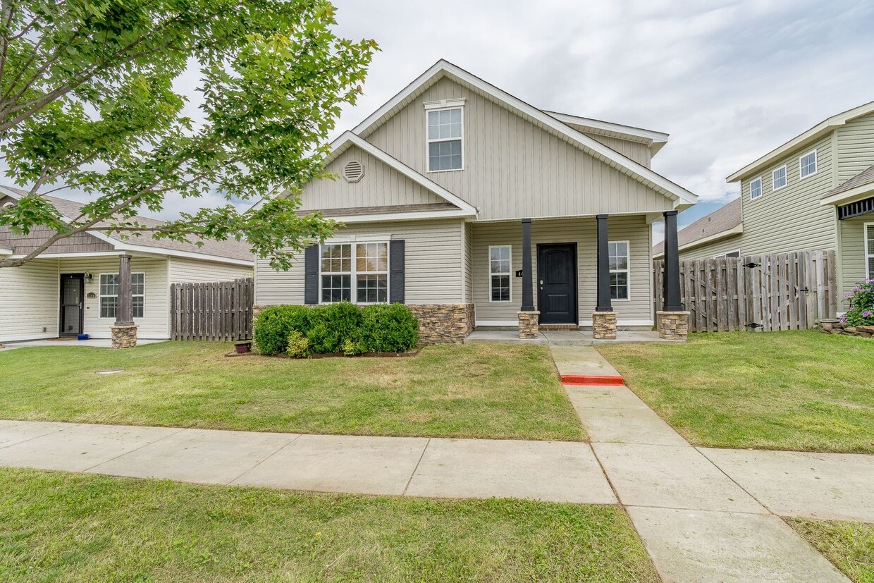 Spacious 3 Bedroom Home Close to UofA! - Spacious 3 Bedroom Home Close to UofA!
