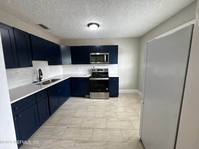 Photo - 1645 W 12th St