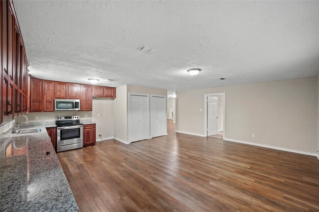 Building Photo - 1606 Stone Lake Dr