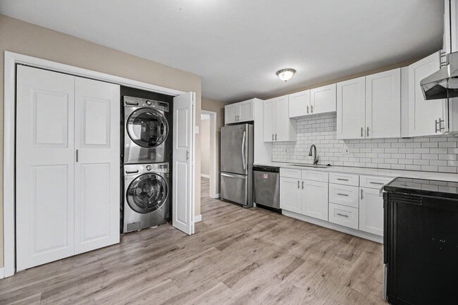 Building Photo - FOR RENT! Beautifully Remodeled 2 Bed/1 Bath Unit 5415