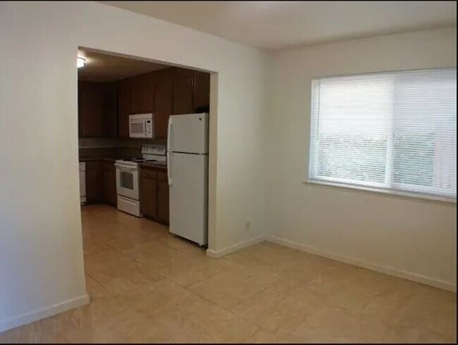 818 W 1st St Unit 818 1/2 House