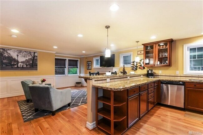 Photo - 725 N 95th St