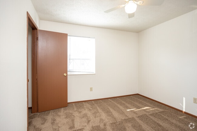2BR, 1BA - 850 SF