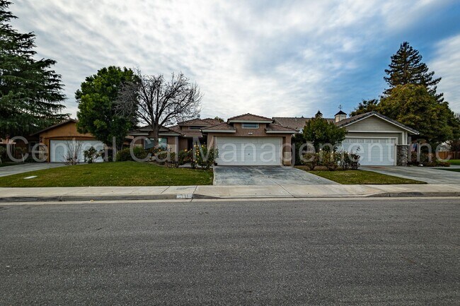 Photo - 3 Bedroom/2 Bath Home in RiverLakes - $215...