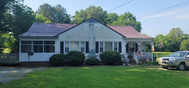 Building Photo - Charming 2 Bedroom Apartment located Minutes Outside of Downtown Sanford