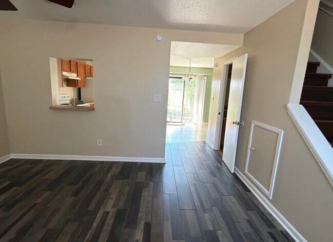 Photo - 208 Oak St SE