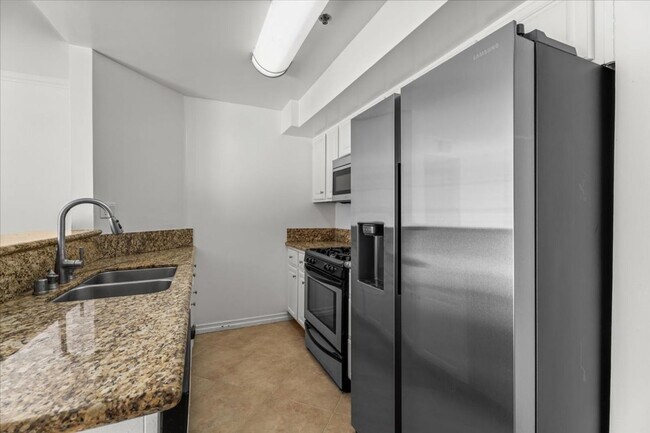 Photo - Bright 3-Bedroom Condo with Balcony and Fi... Unit 102