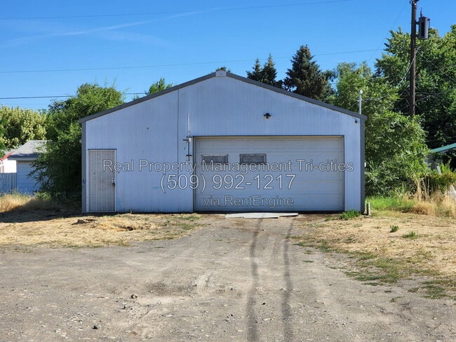 Building Photo - 901 E 26th Ave
