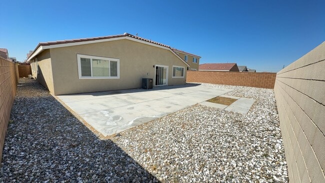 Photo - 4 BEDROOM, 3 BATH VICTORVILLE HOME