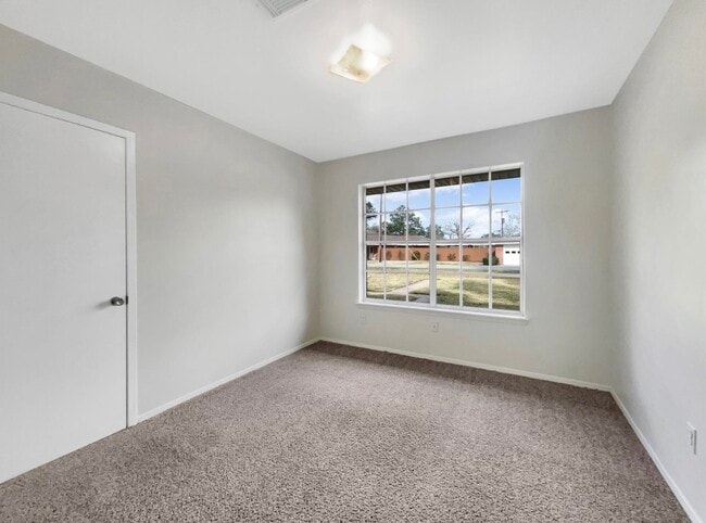 Photo - 908 Loggins Dr