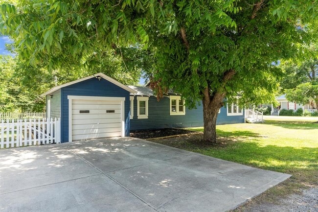 Photo - 308 Alva St