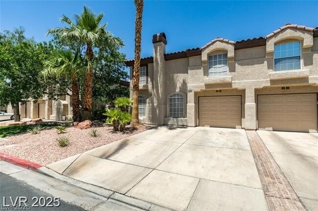 Building Photo - 2602 Country Maple Ave