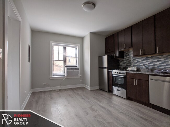 Building Photo - 423 W Belden Ave Rental