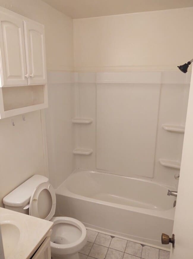 Building Photo - 1646 Post Rd Unit #2