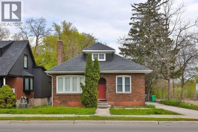 Photo - 311 Queen St S