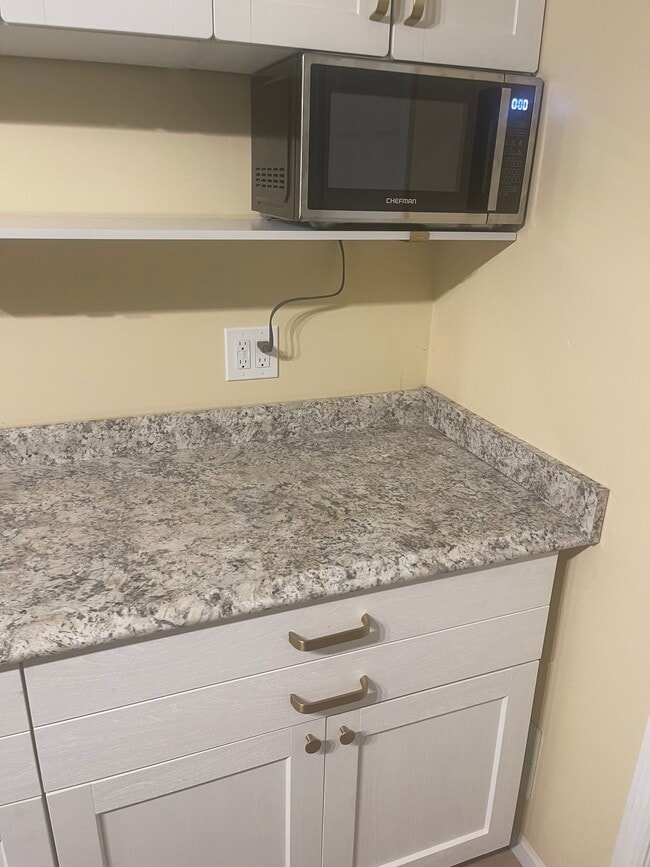 Building Photo - 3904 Everest Ln N Unit Basement Suite 1br