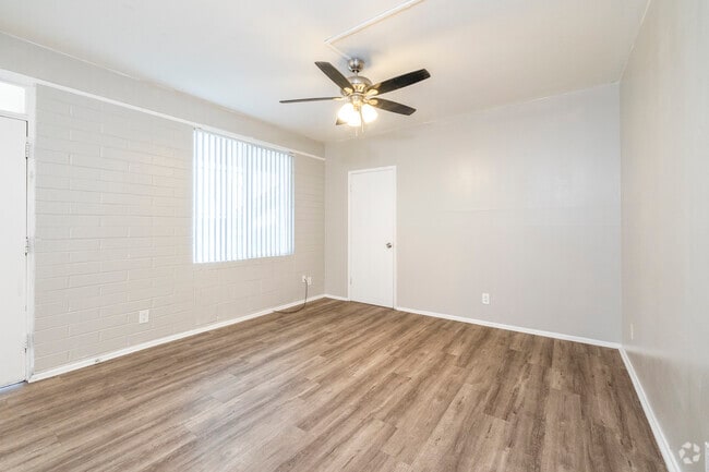 2BR, 2BA - 928SF - Living Room - Tempe Terrace