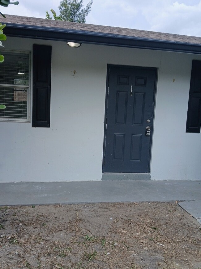 Building Photo - 1917 Smith Dr Unit 1