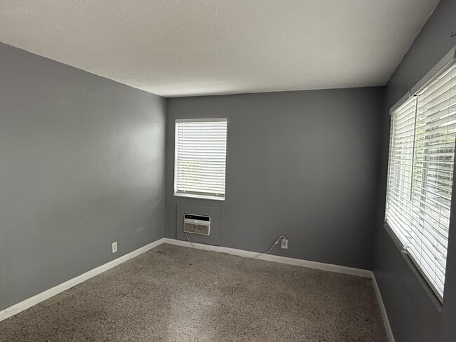 Photo - 1118 N H St Unit 12