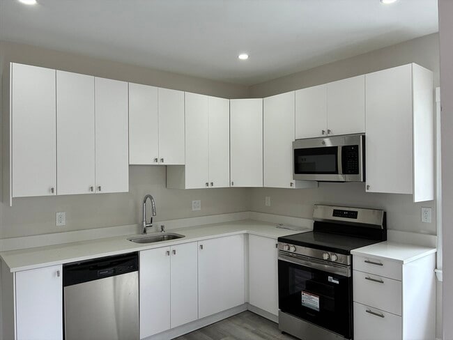 Building Photo - 40 Harvest St Unit 2