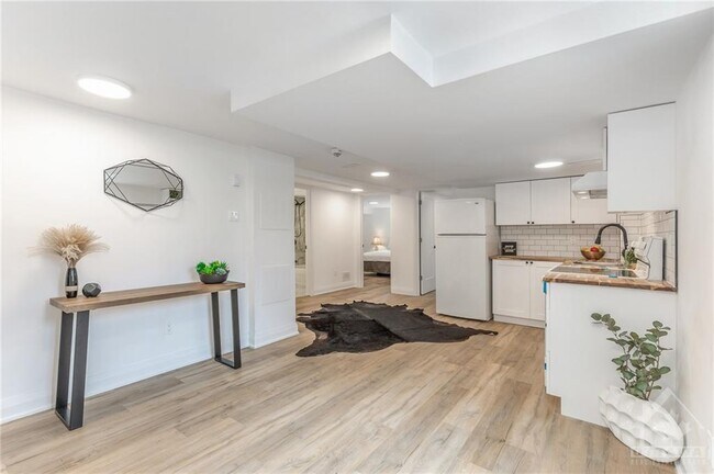 Photo - 2093 Saunderson Dr