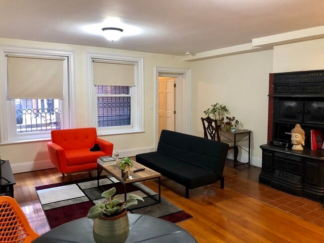 Building Photo - 103 Beacon St Unit 2