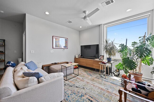 Building Photo - 1800 E 4th St Unit 335 Rental