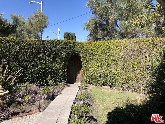 Photo - 560 Croft Ave