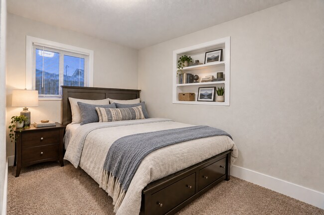1060 Worchester St Unidad $750 room built in shelving