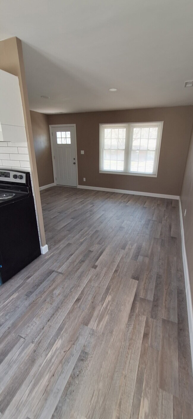 Photo - 404 E 3rd Dr S