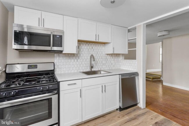 Building Photo - 22 Thompson St