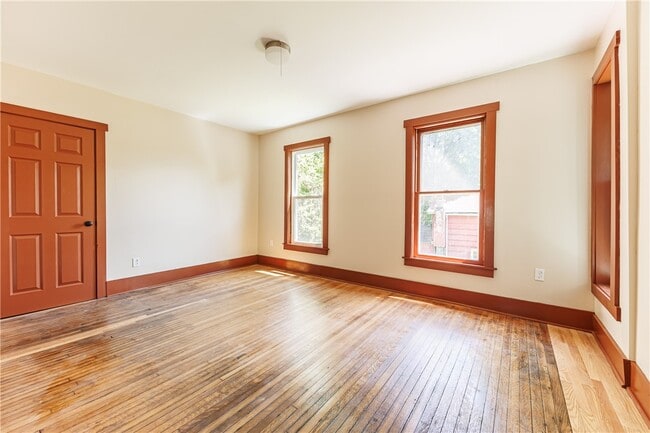 Photo - 266 Lyndhurst St