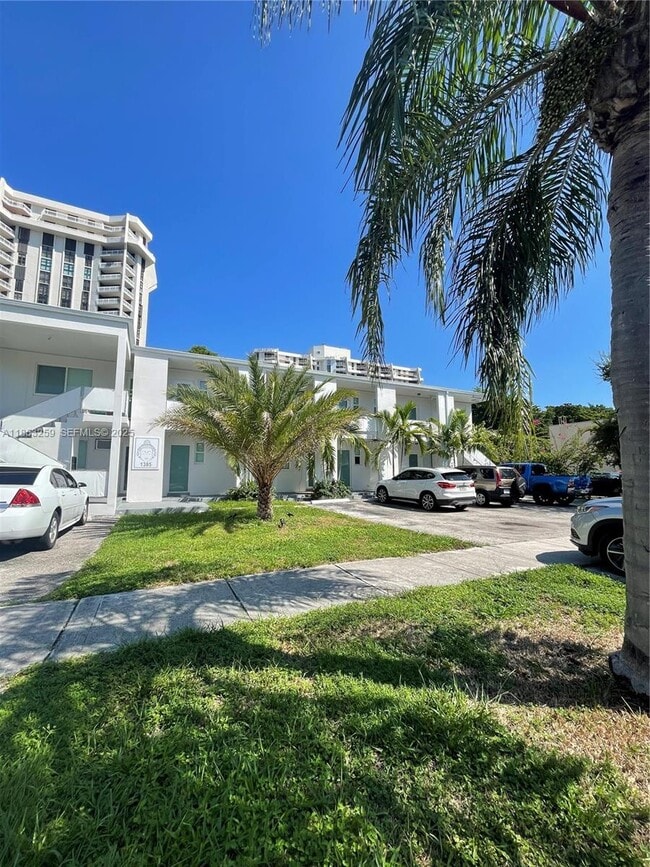 Building Photo - 1385 NE 105th St Unit 4