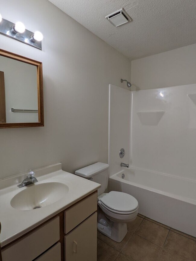 Photo - 4 bed 1.5 bath home close to I-44