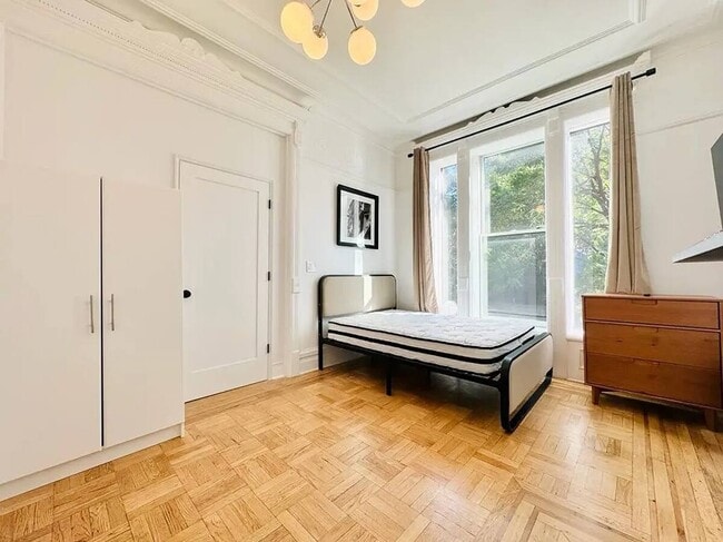 Building Photo - Furnished room/NOT APARTMENT