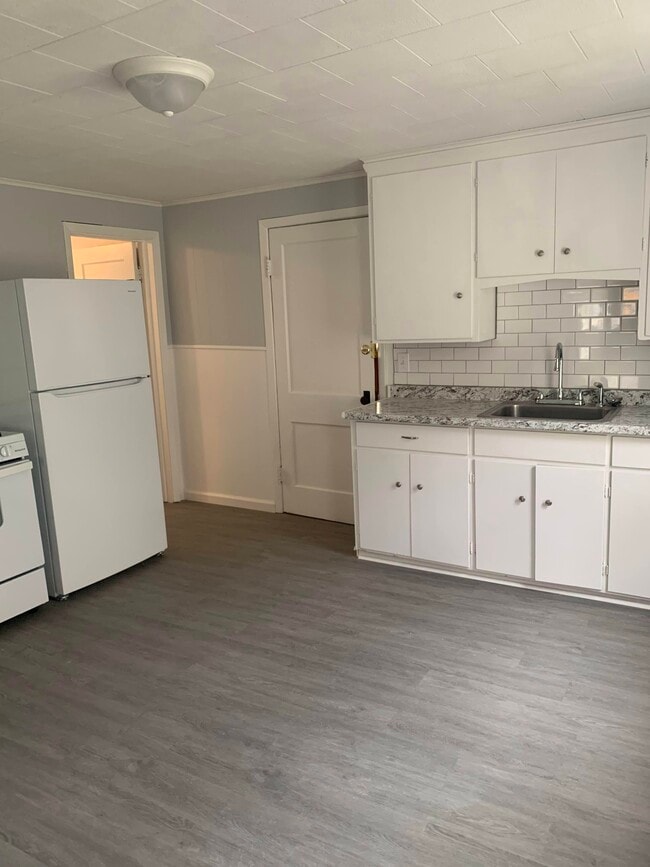 Building Photo - 2108 Clinton St Unit 1