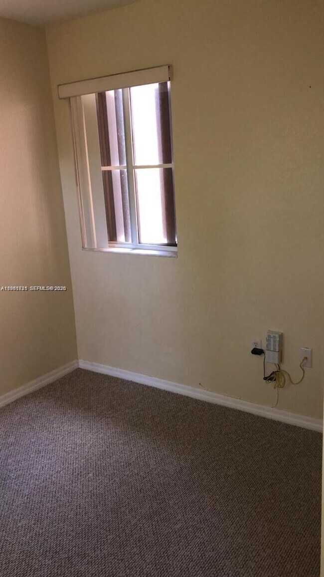 Photo - 661 SW 10th St