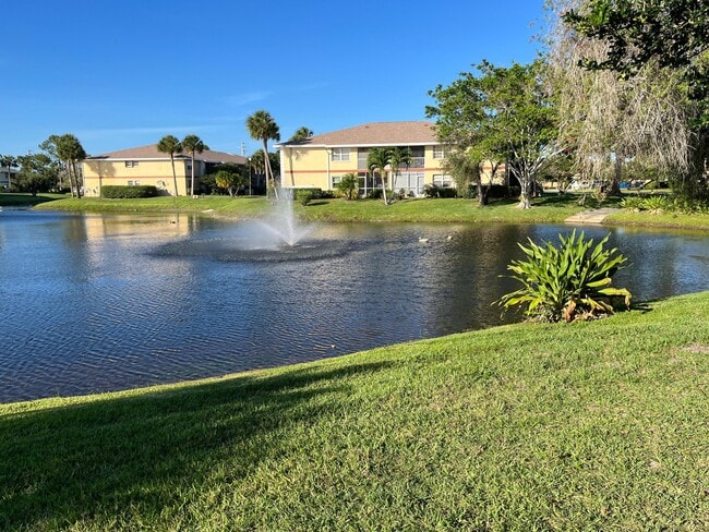 Building Photo - 1533 SE Royal Green Cir