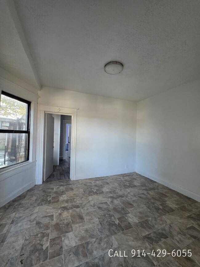 Photo - 33 Van Cortlandt Park Ave Unidad 1R