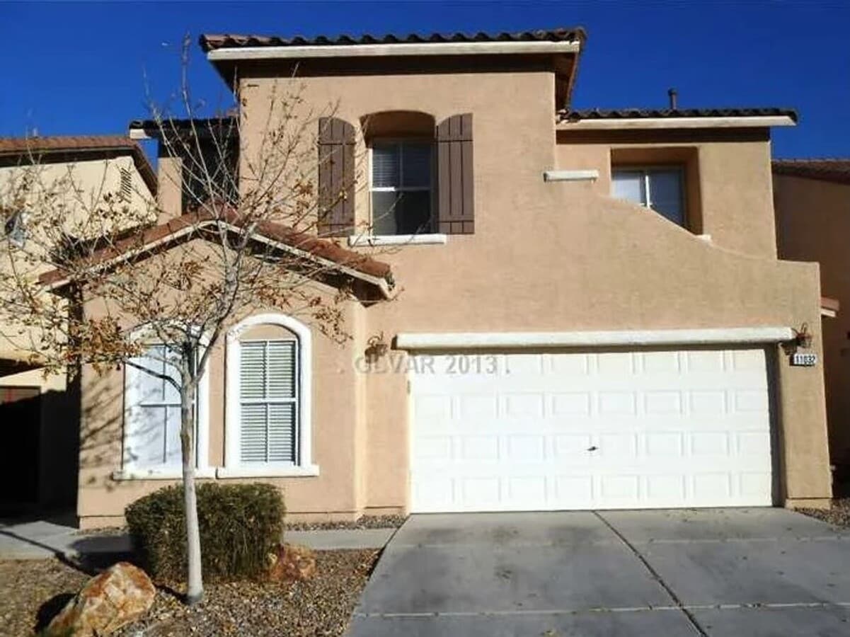 Stylish 4-Bedroom Home with Den, Fireplace... - Stylish 4-Bedroom Home with Den, Fireplace...