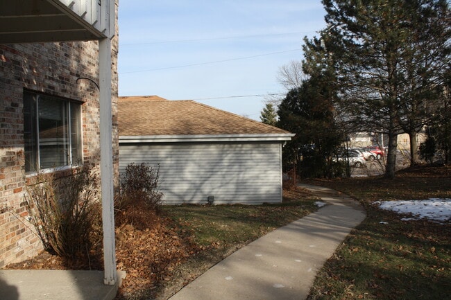 Al garaje privado - 3508 S 43rd St Unidad 2BR Condo Apt with Garage