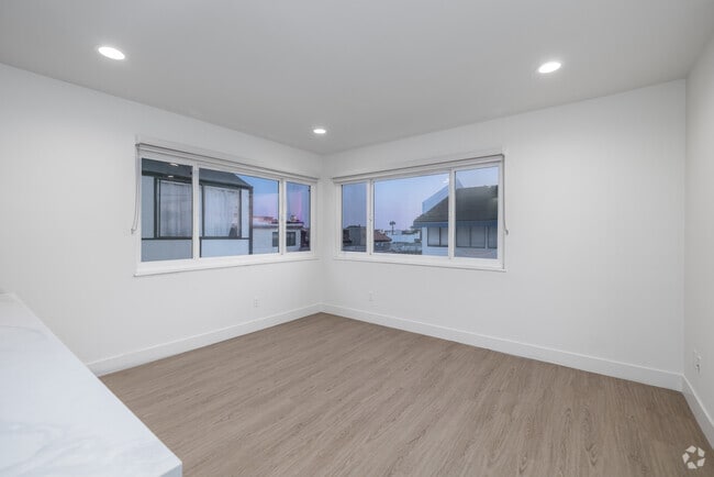 Unit 3 - 1BR, 1BA, 529SF - Living Room