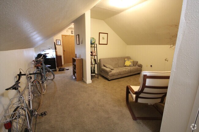 Building Photo - Quiet Upstairs Apartment in Provo |Availab... Unit 413