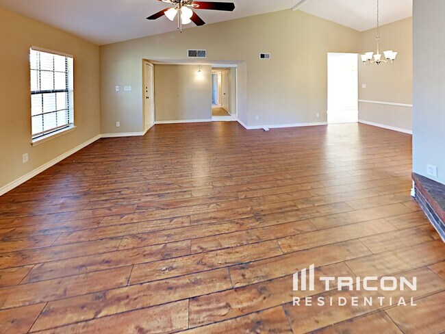 Photo - 924 Granite Ln