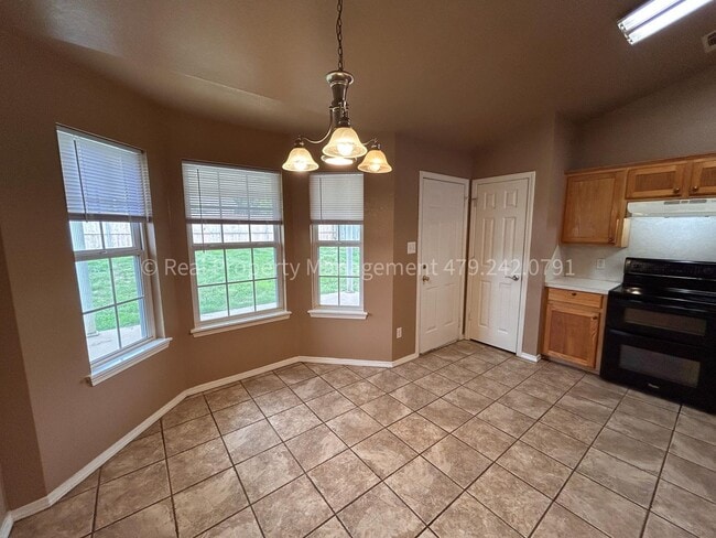 Photo - 320 Chateau Dr