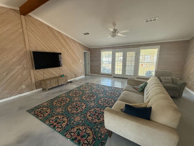 Photo - HUGE UPGRADED 3/2!