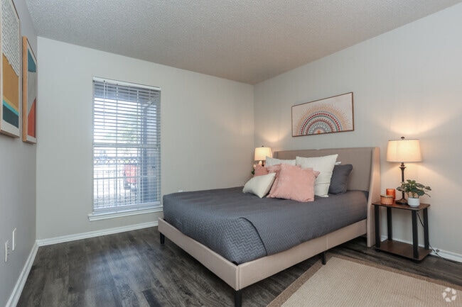 2BR, 2BA - 894SF - Primary Bedroom