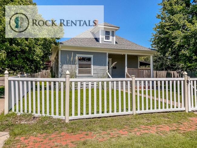 Building Photo - 3 Bed 1.5 Bath House with Fenced Yard